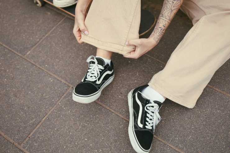 pantaloni a gamba larga e sneakers