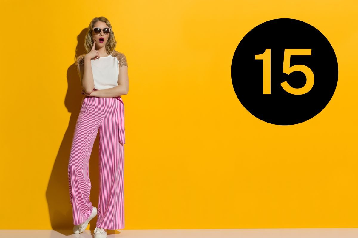 donna con pantaloni a gamba larga e numero 15